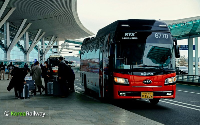 인천공항터미널에 도착한 6770번 리무진버스